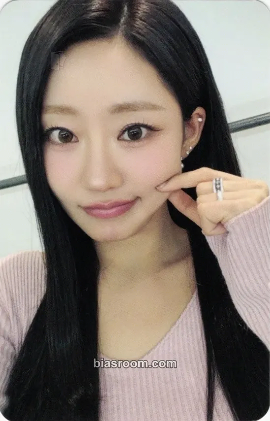 Julie Who Is She Photocard - KISS OF LIFE - KISS OF LIFE K-pop photocard