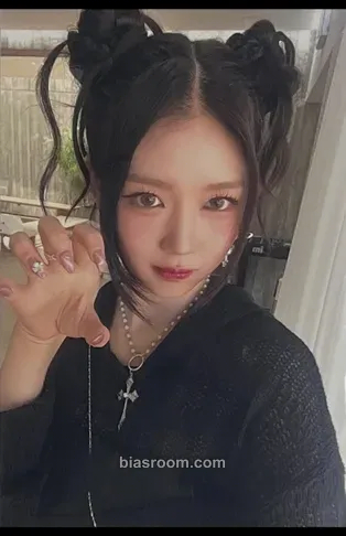 Yubin Muhan Photocard - tripleS - tripleS K-pop photocard