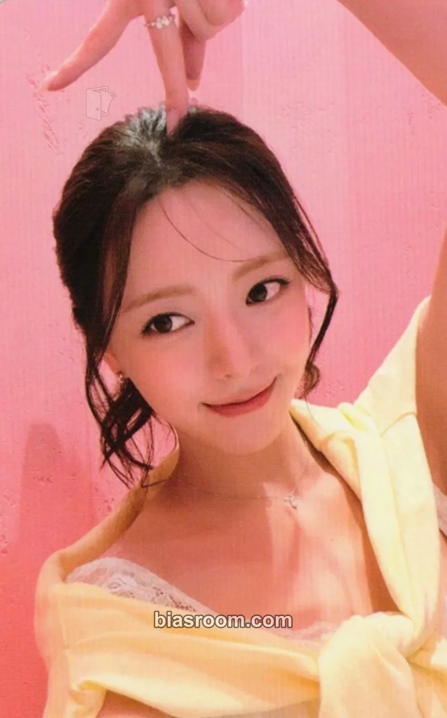 Yuna Ice Cream Photocard - ITZY - ITZY K-pop photocard