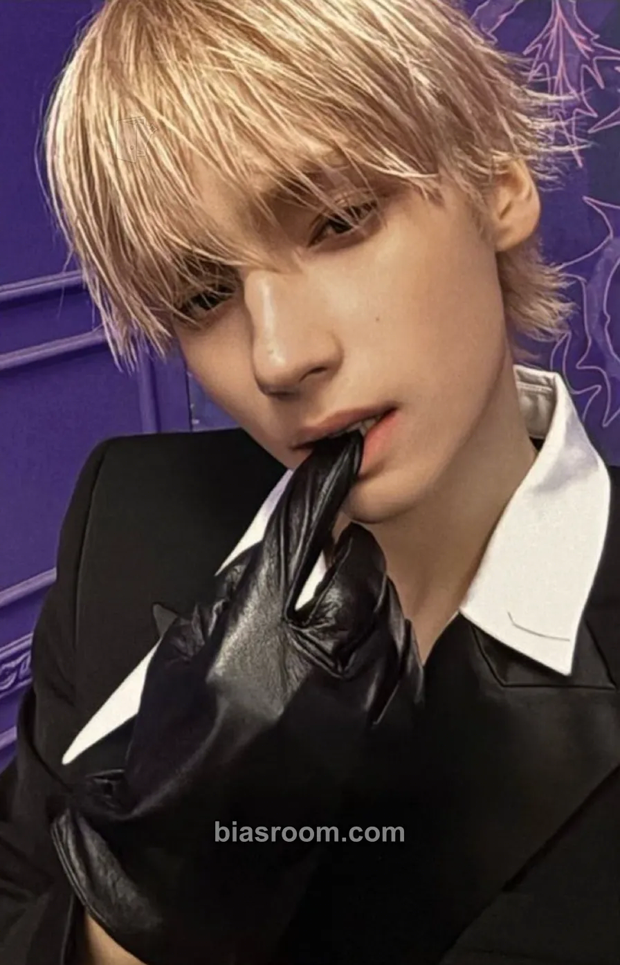 Huening Kai 7TH YEAR: A Moment of Stillness in the Thorns Photocard - TOMORROW X TOGETHER - TOMORROW X TOGETHER K-pop photocard