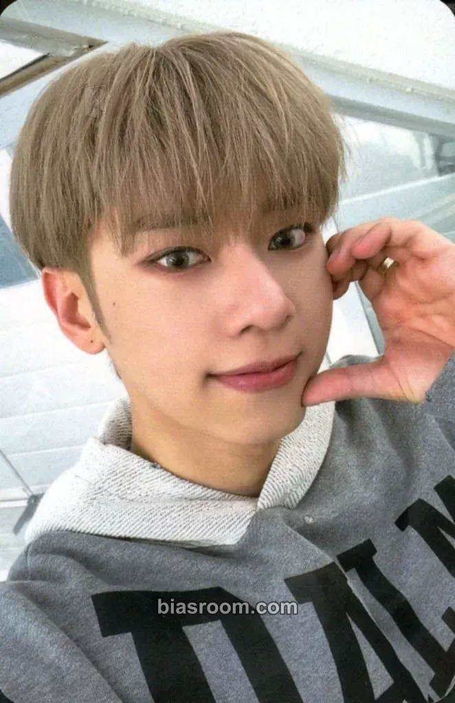 Donghyun THE FUTURE IS OURS : FOUND Photocard - AB6IX - AB6IX K-pop photocard