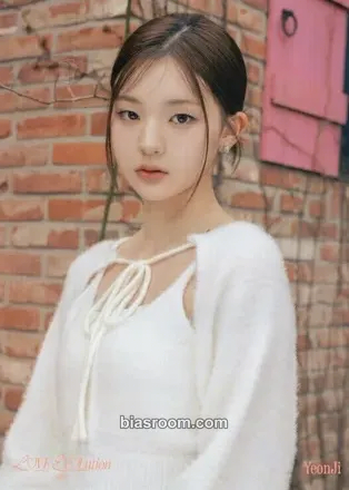 Yeonji 2024 Season's Greetings: LOVE EVOLution Photocard - tripleS - tripleS K-pop photocard