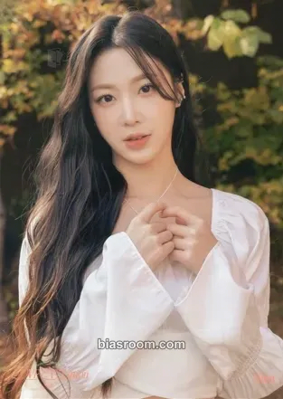 Nien 2024 Season's Greetings: LOVE EVOLution Photocard - tripleS - tripleS K-pop photocard