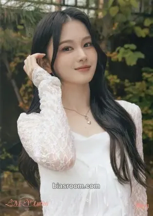 Mayu 2024 Season's Greetings: LOVE EVOLution Photocard - tripleS - tripleS K-pop photocard
