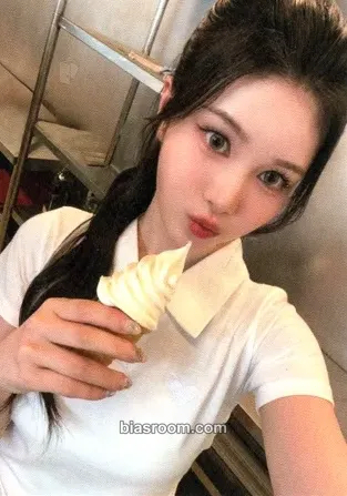 Mayu WAV 1st Membership: tripleS Diner Photocard - tripleS - tripleS K-pop photocard