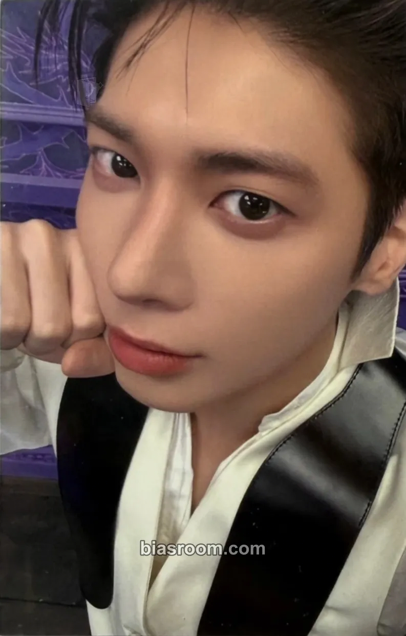 Taehyun 7TH YEAR: A Moment of Stillness in the Thorns Photocard - TOMORROW X TOGETHER - TOMORROW X TOGETHER K-pop photocard