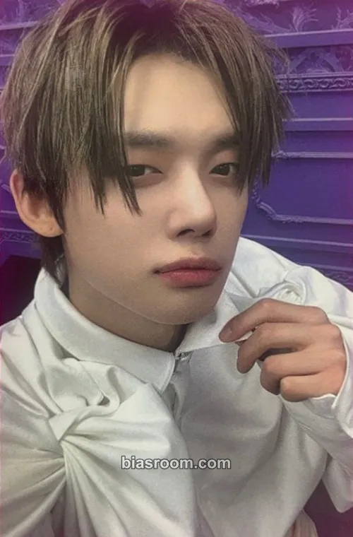 Yeonjun 7TH YEAR: A Moment of Stillness in the Thorns Photocard - TOMORROW X TOGETHER - TOMORROW X TOGETHER K-pop photocard