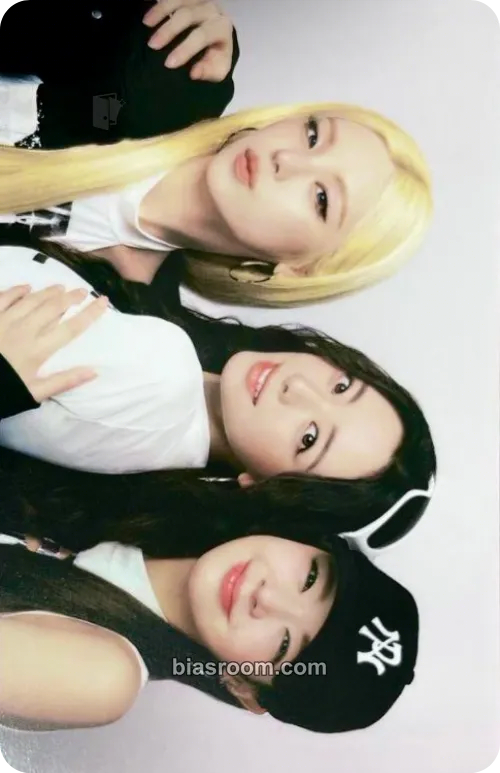 ITZY 3rd World Tour 'Tunnel Vision' Photocard - ITZY - ITZY K-pop photocard