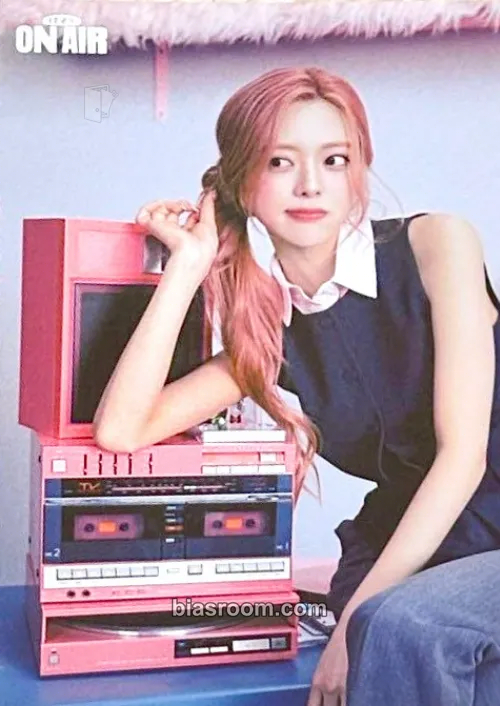 Yuna The 4th Fan Meeting ITZY, MIDZY, Let's Fly! "On Air" Photocard - ITZY - ITZY K-pop photocard