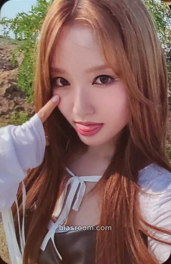 Go Won LOOSSEMBLE 2nd USA Tour: Up_Link Station Photocard - Loossemble - Loossemble K-pop photocard