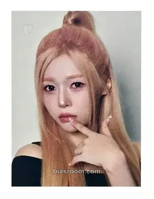 Dahyun Beyond Beauty Photocard - tripleS - tripleS K-pop photocard