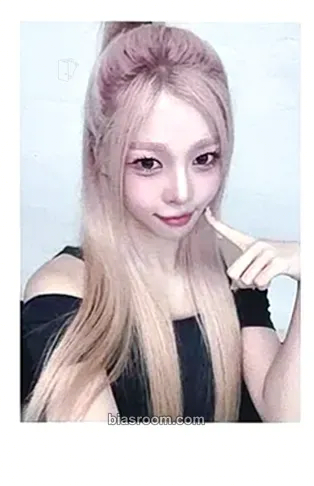 Dahyun Beyond Beauty Photocard - tripleS - tripleS K-pop photocard