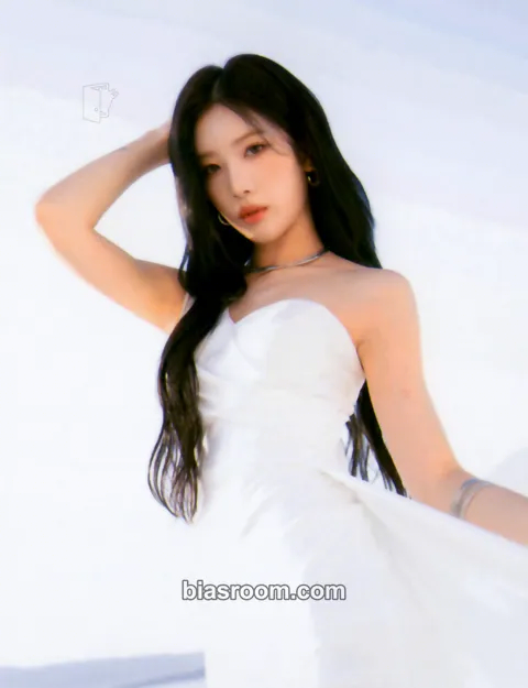 Kim Lip 2024 Season's Greetings: Shoot for the Moon Photocard - ARTMS - ARTMS K-pop photocard