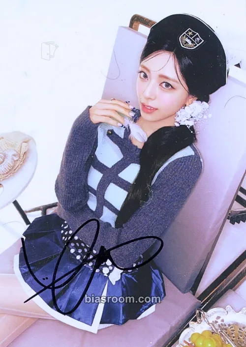 Yuna Ice Cream Photocard - ITZY - ITZY K-pop photocard