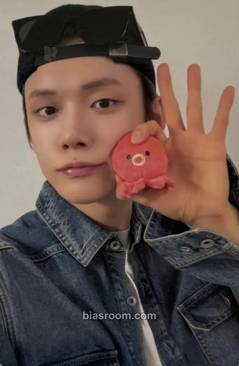 Yeonjun 7TH YEAR: A Moment of Stillness in the Thorns Photocard - TOMORROW X TOGETHER - TOMORROW X TOGETHER K-pop photocard