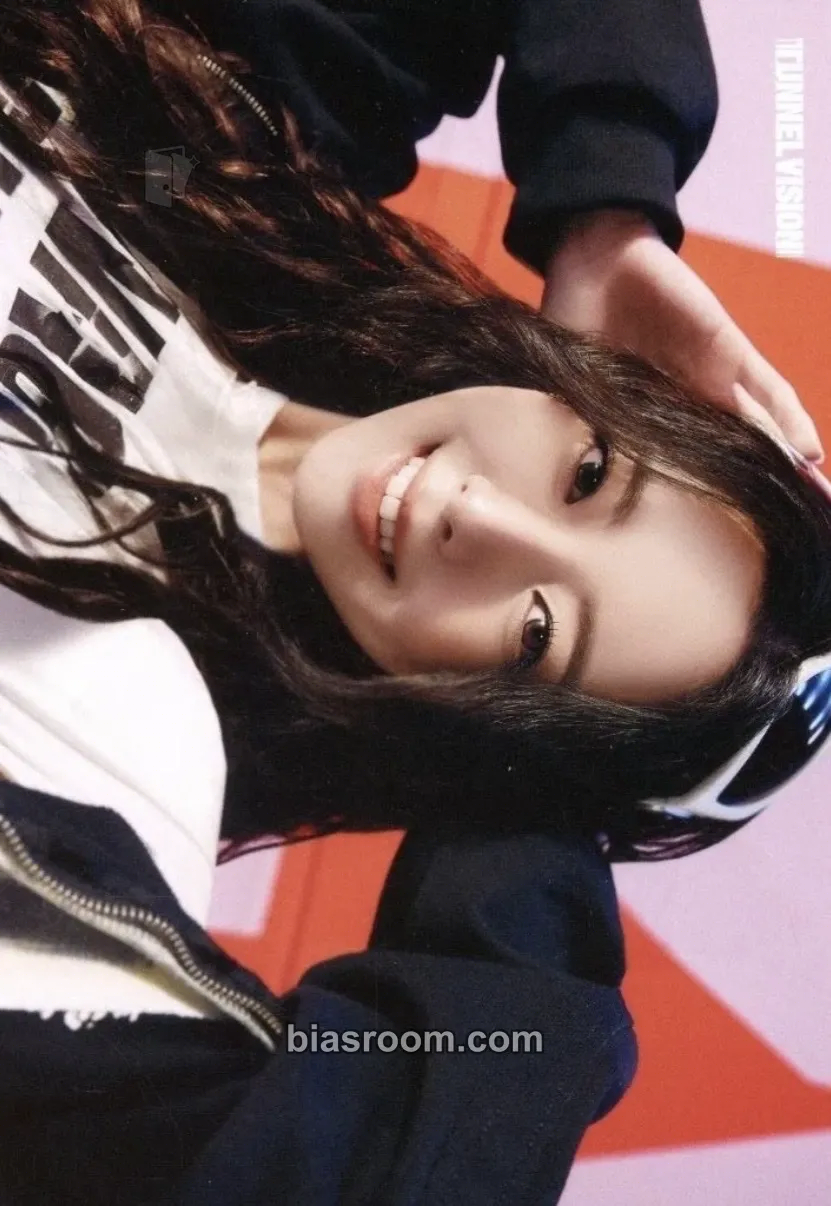 Yuna ITZY 3rd World Tour 'Tunnel Vision' Photocard - ITZY - ITZY K-pop photocard