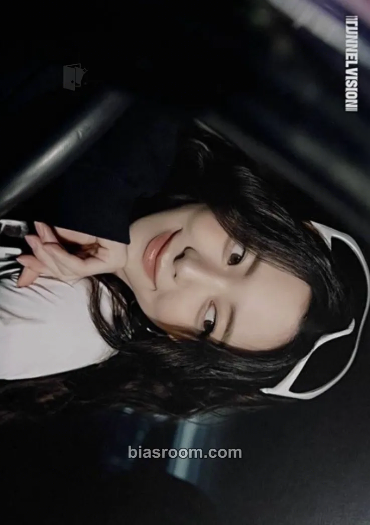 Yuna ITZY 3rd World Tour 'Tunnel Vision' Photocard - ITZY - ITZY K-pop photocard