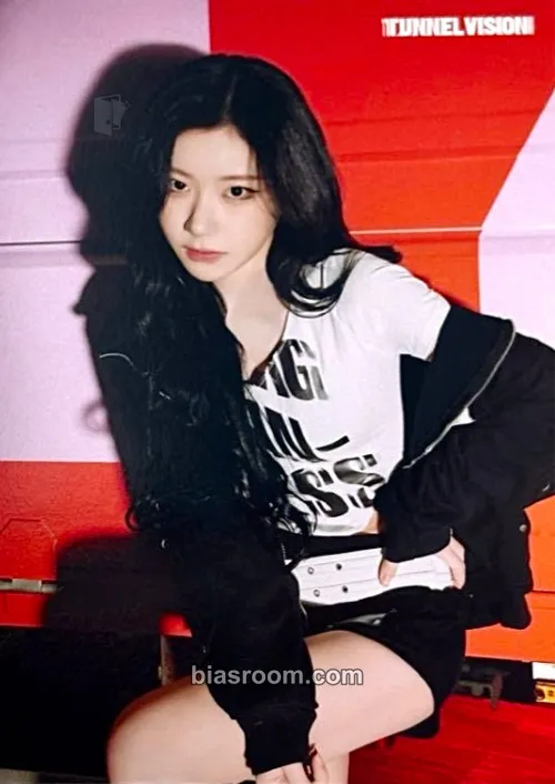Chaeryeong ITZY 3rd World Tour 'Tunnel Vision' Photocard - ITZY - ITZY K-pop photocard