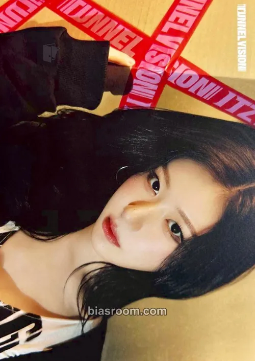 Chaeryeong ITZY 3rd World Tour 'Tunnel Vision' Photocard - ITZY - ITZY K-pop photocard