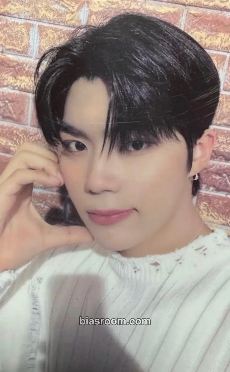 Gunwook The Moving Seoul Pop-up Store Photocard - ZEROBASEONE - ZEROBASEONE K-pop photocard