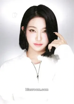 Xinyu Performante Photocard - tripleS - tripleS K-pop photocard