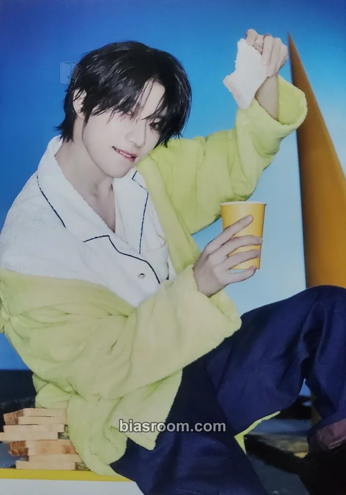 Beomgyu 7TH YEAR: A Moment of Stillness in the Thorns Photocard - TOMORROW X TOGETHER - TOMORROW X TOGETHER K-pop photocard
