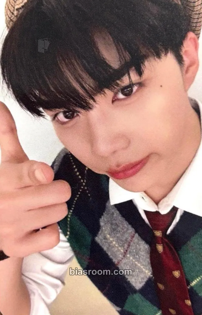 Gunwook 2026 Seasons Greetings ‘(0_1) World’ Photocard - ZEROBASEONE - ZEROBASEONE K-pop photocard