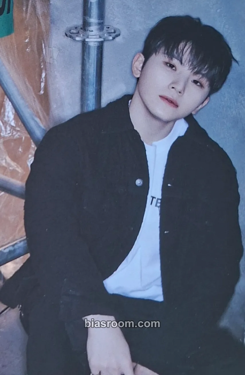 Woozi 2022 6TH SVT IN CARAT LAND Photocard - SEVENTEEN - SEVENTEEN K-pop photocard