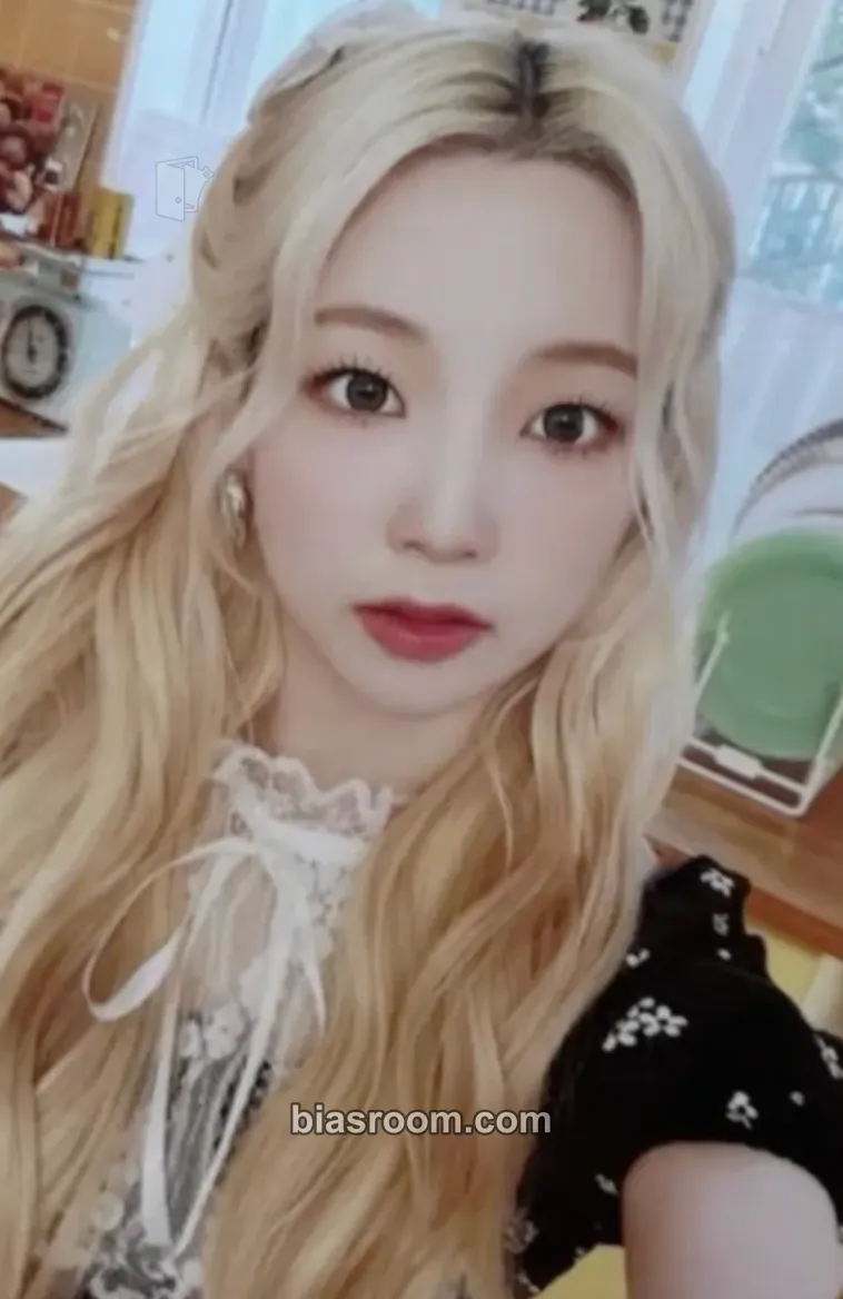Yeonhee Season's Greetings 2023 Photocard - Rocket Punch - Rocket Punch K-pop photocard