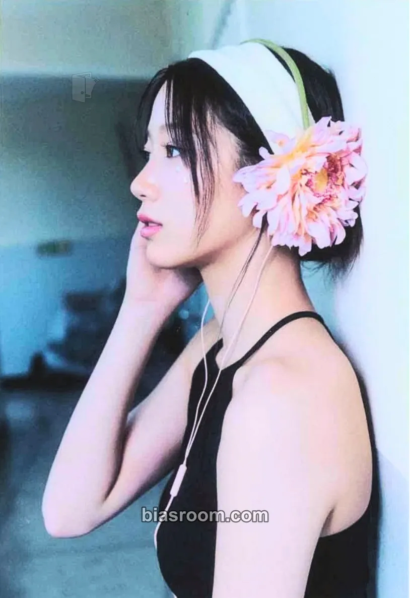 Kazuha CRAZY Photocard - LE SSERAFIM - LE SSERAFIM K-pop photocard