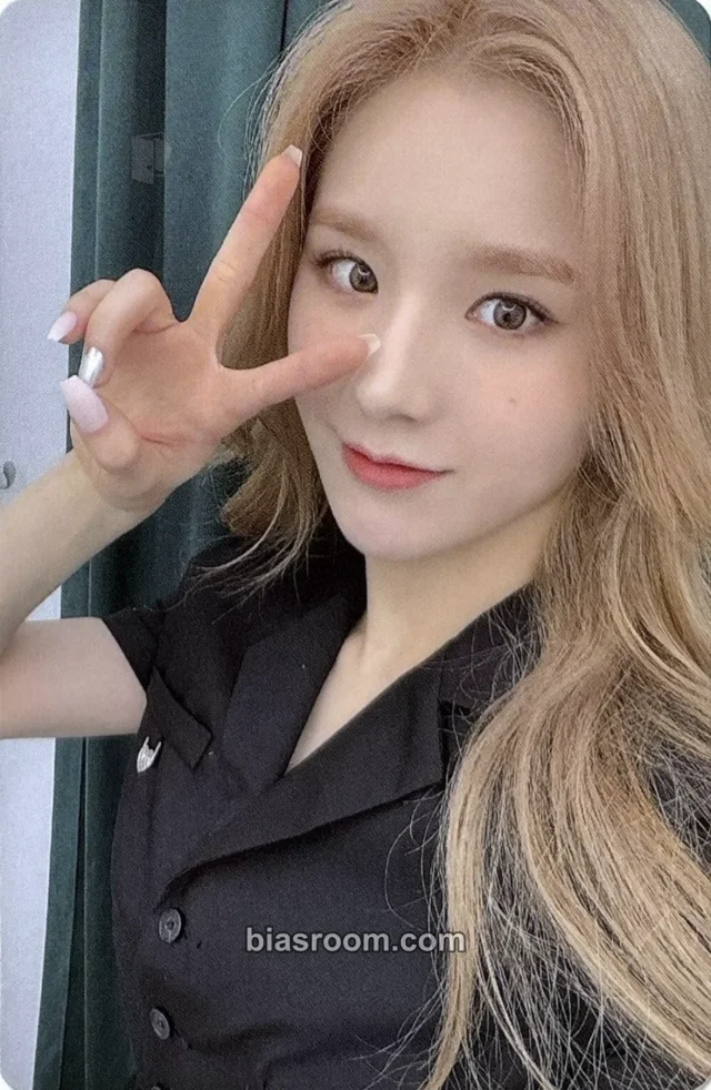 HeeJin LOONA 2nd On-Wave Concert: LOONATHEWORLD : & K-pop photocard