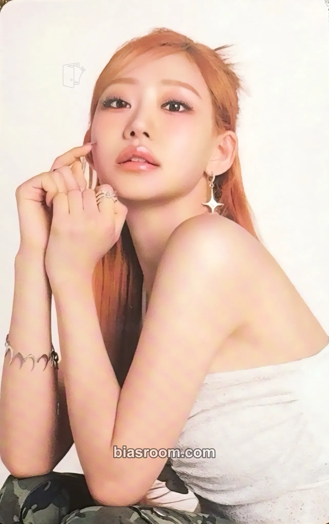 Julie KISS OF LIFE X Maybeline Photocard - KISS OF LIFE - KISS OF LIFE K-pop photocard