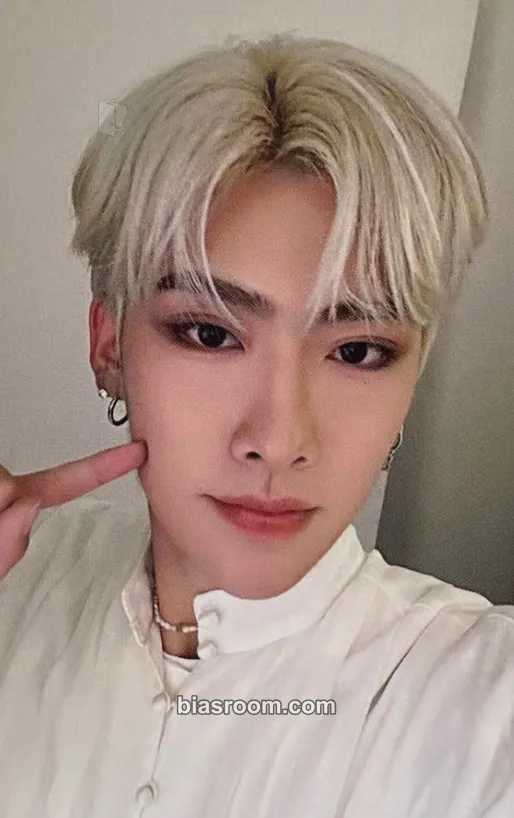 Ricky The Moving Seoul Pop-up Store Photocard - ZEROBASEONE - ZEROBASEONE K-pop photocard