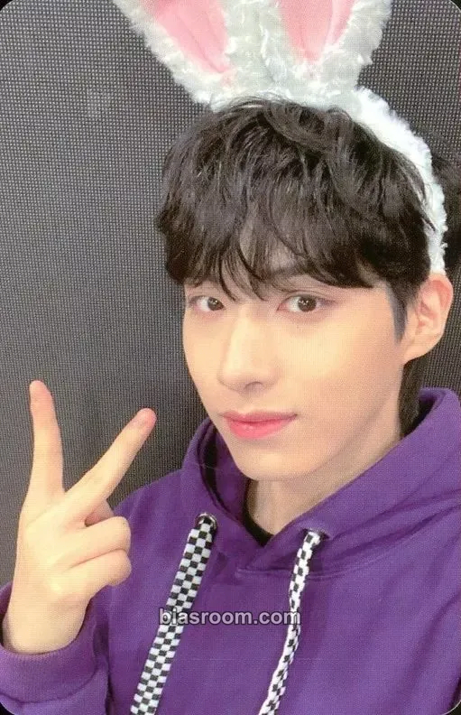 Xion BLOOD MOON Photocard - ONEUS - ONEUS K-pop photocard