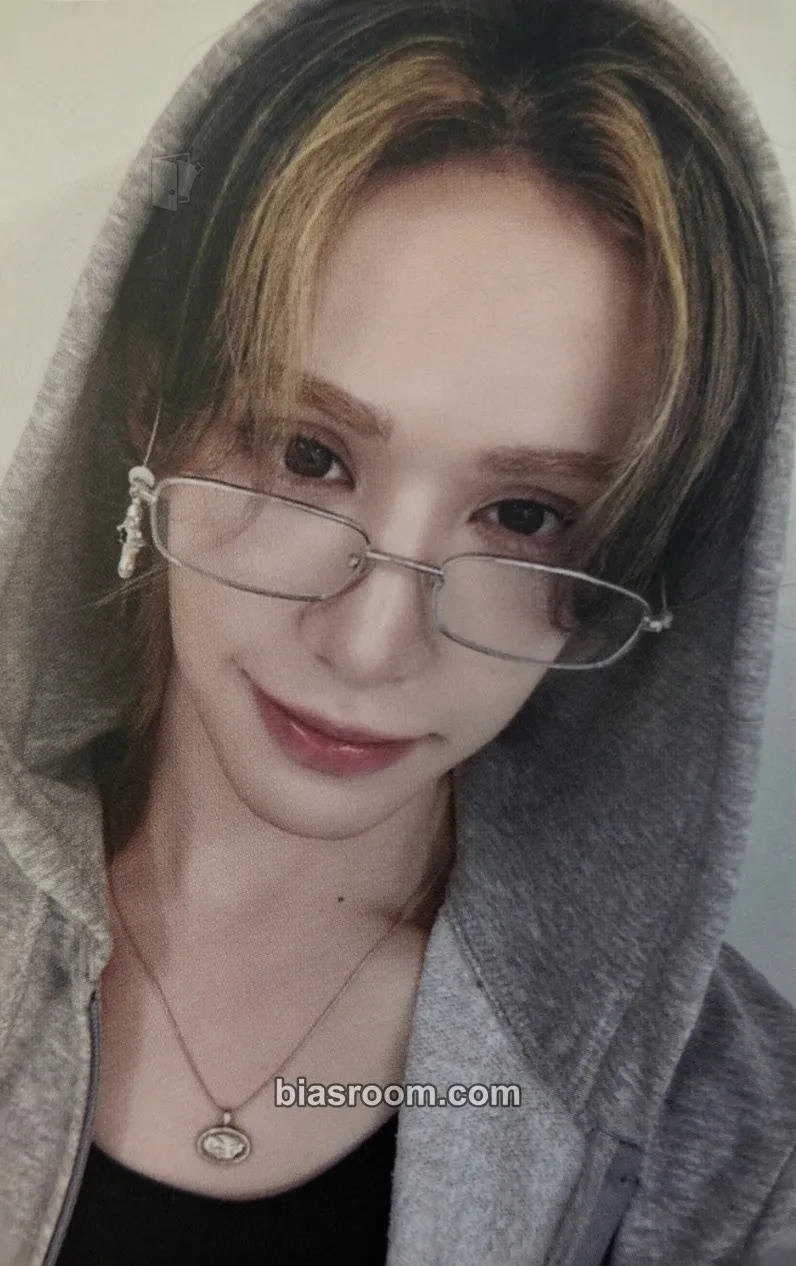 Wumuti JAPAN LIVE 2025 SUMMER ‘𝘟𝘟𝘟𝘟:-𝘗’ Photocard - XLOV - XLOV K-pop photocard