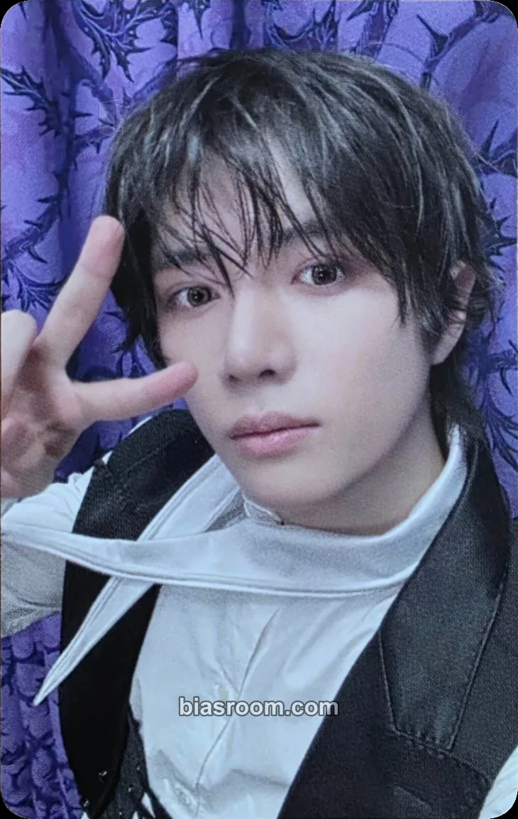 Beomgyu 7TH YEAR: A Moment of Stillness in the Thorns Photocard - TOMORROW X TOGETHER - TOMORROW X TOGETHER K-pop photocard