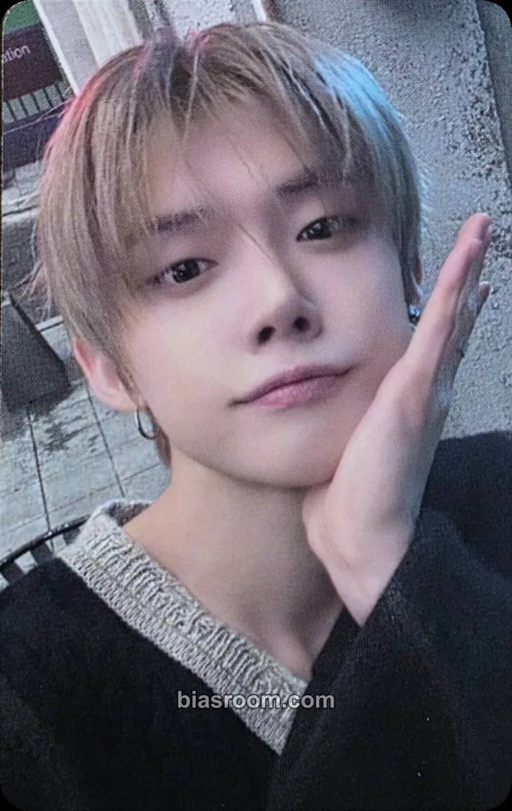Yeonjun 7TH YEAR: A Moment of Stillness in the Thorns Photocard - TOMORROW X TOGETHER - TOMORROW X TOGETHER K-pop photocard