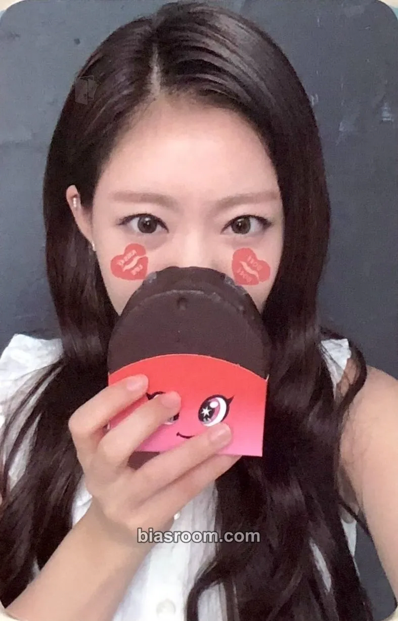 Julie KISS OF LIFE X Doré Doré Photocard - KISS OF LIFE - KISS OF LIFE K-pop photocard