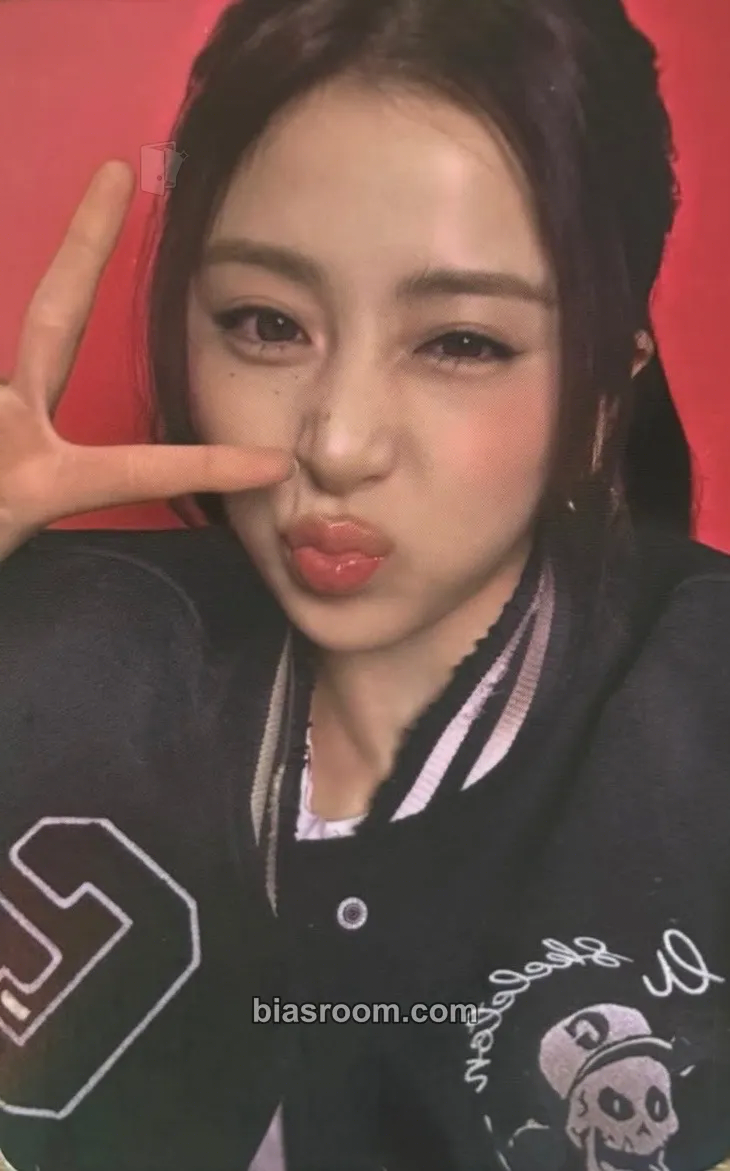 Huh Yunjin VR Concert: Invitation Photocard - LE SSERAFIM - LE SSERAFIM K-pop photocard