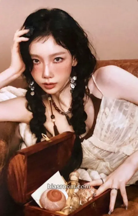 Taeyeon Season's Greetings 2026 Photocard - Girls' Generation - Girls' Generation K-pop photocard