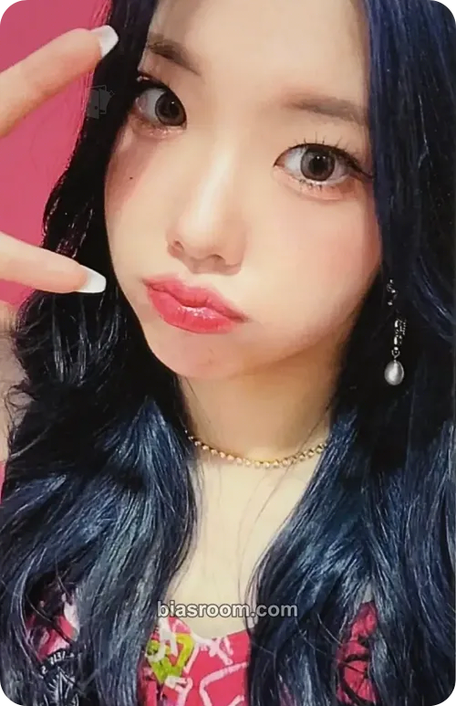 Chaewon LIVES ACROSS Photocard - CLASSy - CLASSy K-pop photocard