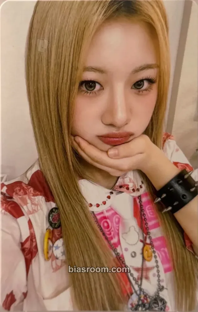UNCHILD - Haeun - 2026 DEBUT POP UP Event pop-up store merch photocard bandana