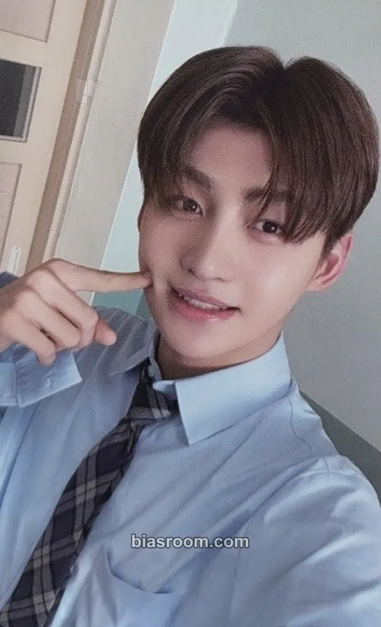 Jihoon Sparkling Blue Photocard - TWS - TWS K-pop photocard