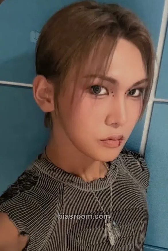 Hyun I ONE Photocard - XLOV - XLOV K-pop photocard
