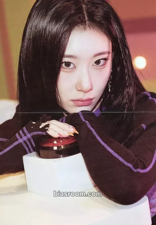 Chaeryeong Cheshire Photocard - ITZY - ITZY K-pop photocard