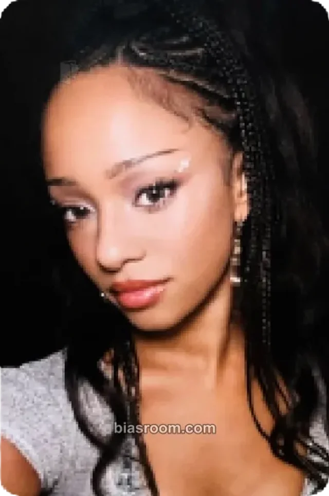 KATSEYE - Manon - THE BEAUTIFUL CHAOS TOUR Event tour venue photobooth bad image - replace