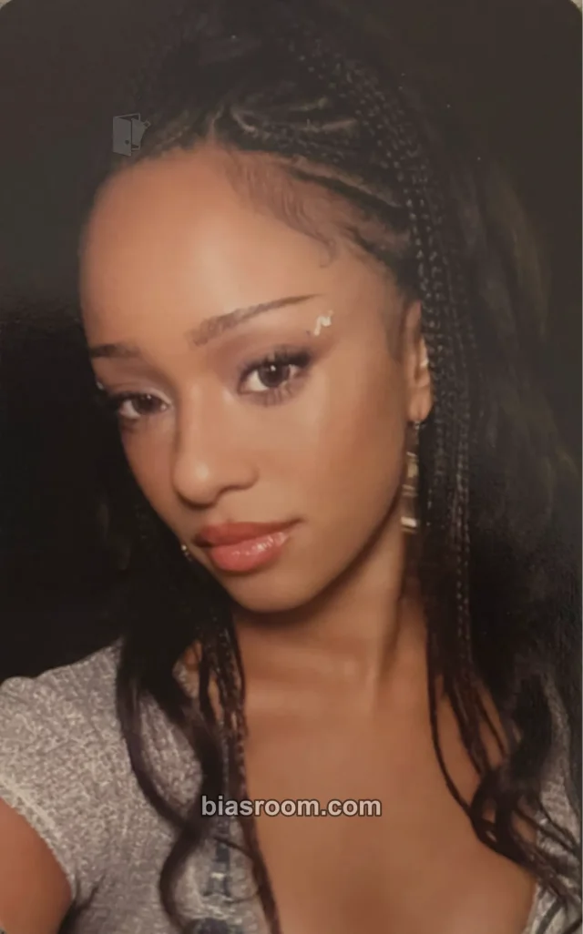 KATSEYE - Manon - THE BEAUTIFUL CHAOS TOUR Event photobooth bad image - replace venue-limited minneapolis