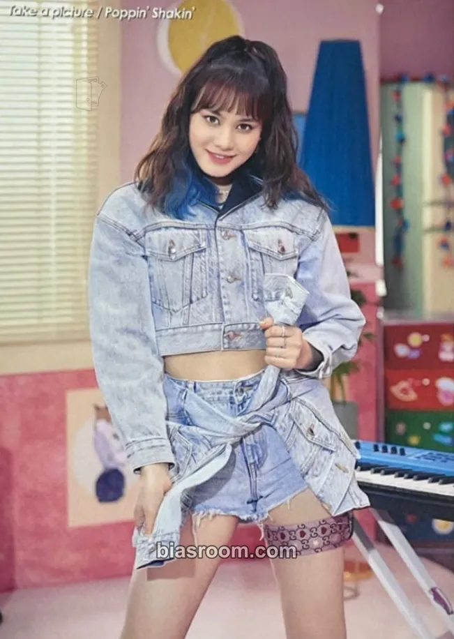 Nina “Take a Picture / Poppin' Shakin'” official goods Photocard - NiziU - NiziU K-pop photocard