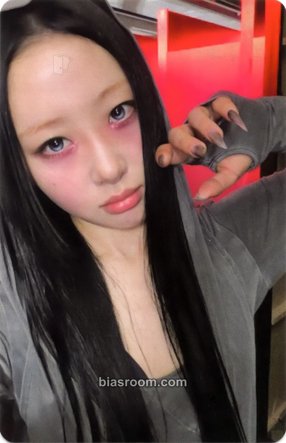 Yves Nail Photocard - Yves - Yves K-pop photocard