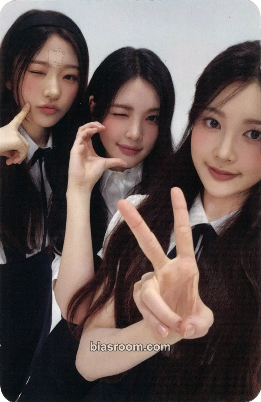 Four Hearts Club Official MD Photocard - Hearts2Hearts - Hearts2Hearts K-pop photocard
